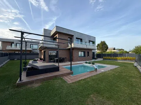 Detached house in Calle Pellegrino Zuyer, Cueto, Santander in Detached house in Calle Pellegrino Zuyer, Cueto, Santander · Santander