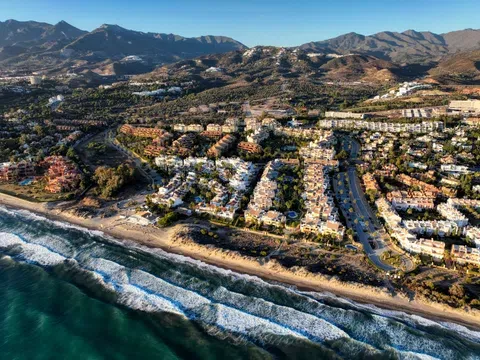 Semi-detached house in Alameda del Mar, 48, Bahía de Marbella, Marbella in Bahía de Marbella · Marbella