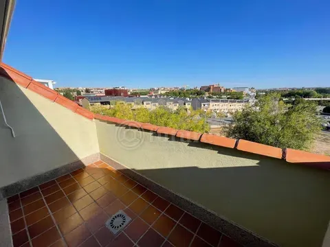 Penthouse in Calle Doctor Miguel Moraza, La Platina-Hospital-Campus, Salamanca in La Platina-Hospital-Campus · Salamanca
