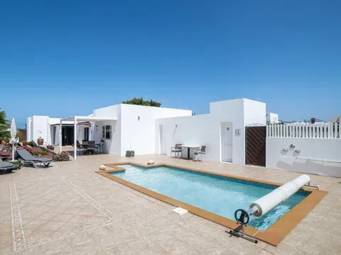 Detached house in Calle la Orilla, Yaiza - Uga, Yaiza in Detached house in Calle la Orilla, Yaiza - Uga, Yaiza · Yaiza