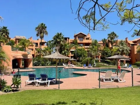 Flat / apartment in Vía, La Concha-Resina Golf, Estepona in La Concha-Resina Golf · Estepona